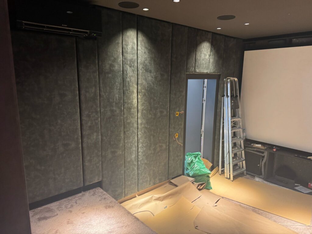 Sala de cine en casa en San Cugat 01